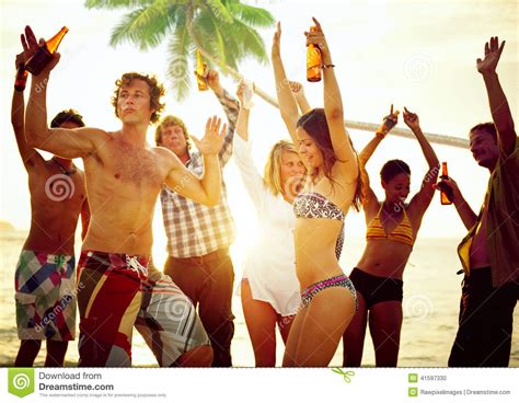 Grupo De Gente Joven Que Celebra Por La Playa Foto De Archivo Imagen De Levantado