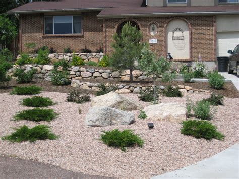 20 Front Yard Landscaping Ideas With Rocks