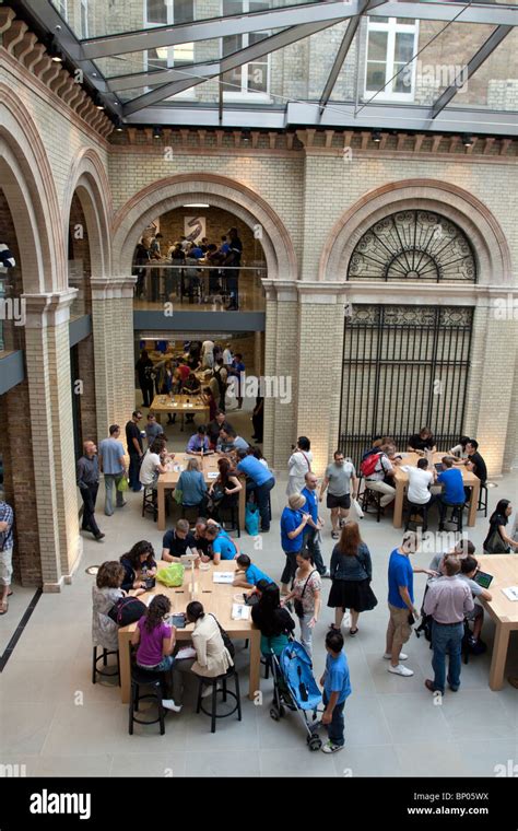 Central Courtyard Apple Store Covent Garden London Stock Photo