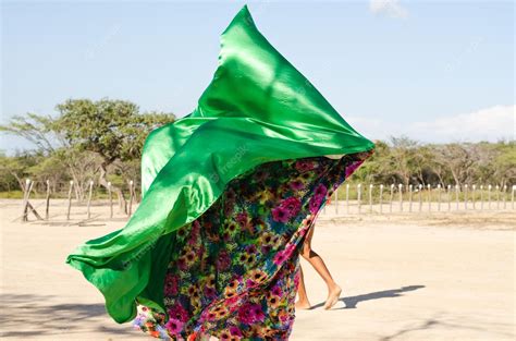 mujer bailando danza típica wayuu cultura indígena de la guajira colombia paisaje desértico