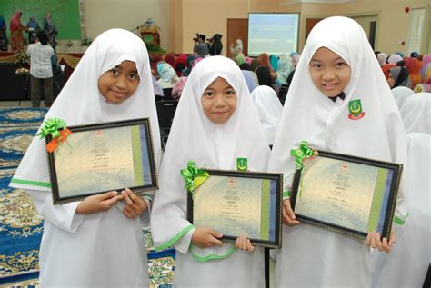 Penyampaian Hadiah Pelajar Cemerlang 2012