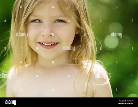 Kleines Mädchen Mit Nackten Schultern Porträt Stockfotografie Alamy