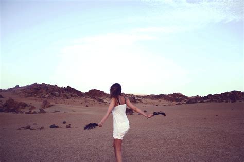Bildet Strand landskap hav sand horisont person himmel kvinne ørken sommer ferie