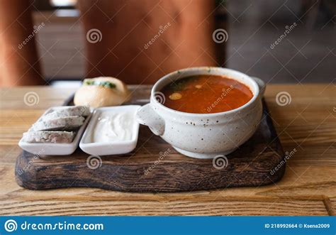 Sopa De Tomate En Un Restaurante Para Almorzar Foto De Archivo Imagen