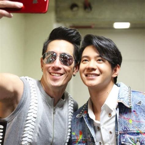 เต๋า ทีวีพูล ออกมาโพสต์แฉอีกแล้ว รวบพระเอกหนุ่มชื่อดัง ผู้จัดการสาวหาเงินประกันตัว วุ่นทั้งโรงพัก แอบบอกใบ้อักษรย่อ ก โป๊ะแตก!! เต๋า ทีวีพูล แฉสาเหตุ ไอซ์ ศรัณยู โดนสื่อลืม ...