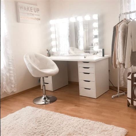 Shabby look for a vintage vanity table with a lighted mirror placed on the wall above the desk. China White Hollywood Mirror LED Lighted Vanity Makeup ...