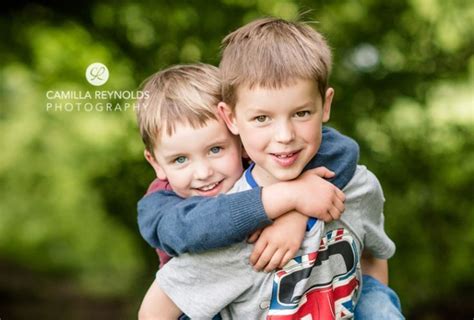 Geschwister Zwei Brüder Fotoaufnahme Kinder Fotografie Kinder Posieren