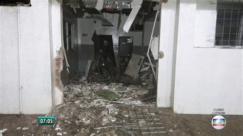 bandidos explodem caixas eletrônicos em sirinhaém bom dia pe g1