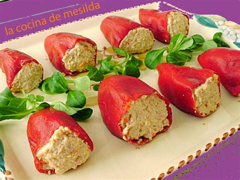 Iremos poniendo tiras de pimiento del piquillo en las anchoas que harán de base. PIMIENTOS DEL PIQUILLO - La cocina de Mesilda