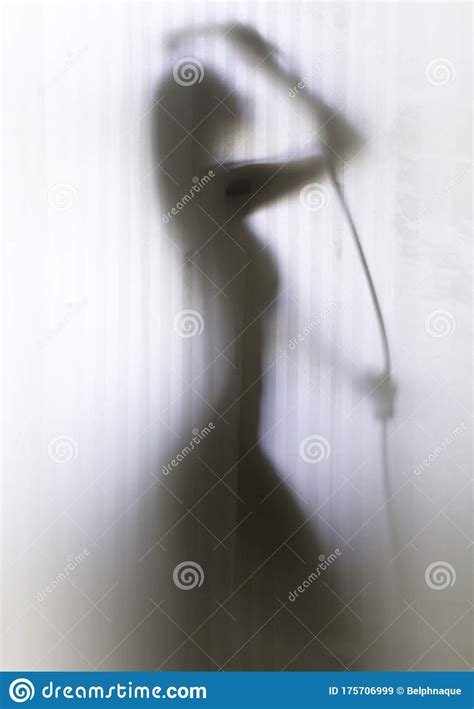 en vacker och sexig kvinna har dusch i badrummet bakom en gardin fotografering för bildbyråer