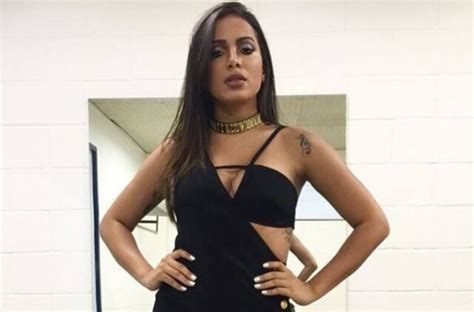 Anitta dá bronca em segurança que tentou expulsar fã de seu palco