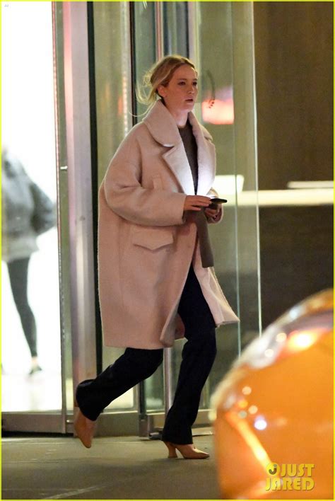 Jennifer Lawrence Steps Out For Dinner With Friends In Nyc Photo