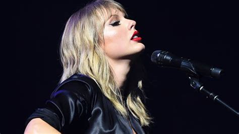 Taylor Swift Performs Lover Tracks For The First Time At Paris Concert