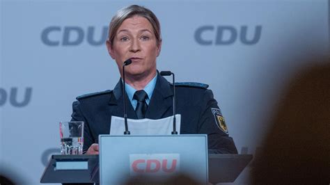 Neutralitätspflicht - Bundespolizei prüft Auftritt von Claudia