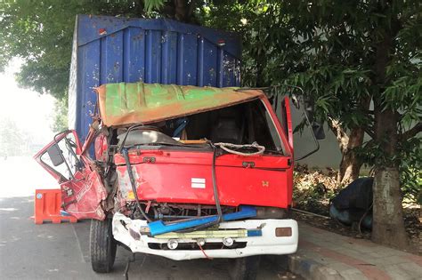 tabrak truk fuso sopir truk diesel terjepit kabin ringsek reportase news