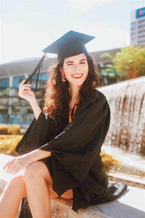 7 Graduation Posing Ideas You Need To Try Out Alanis Colina