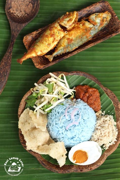 Selain sambal kerang, saya juga membuat telur goreng mata, ikan bilis goreng dan ayam goreng garam kunyit. Nasi Lemak Lover: Nasi Kerabu Biru Kelantan