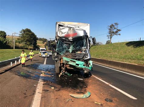 Acidente Entre Carreta E Caminh O Deixa Um Ferido Em Rodovia De Assis