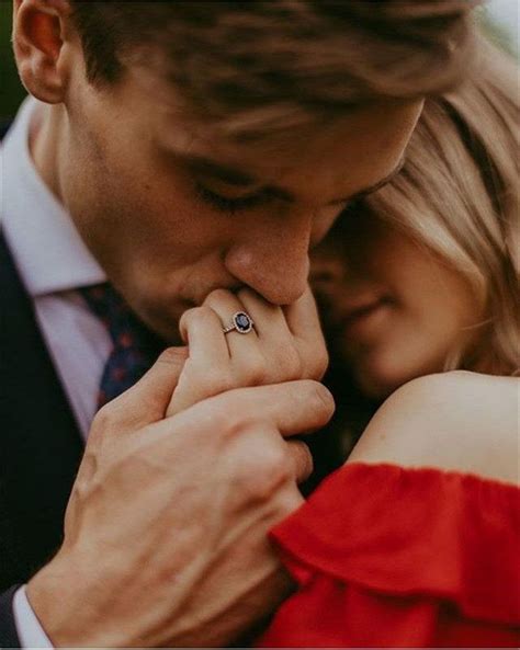 37 Romantic And Sweet Engagement Photo Ideas To Copy Creative