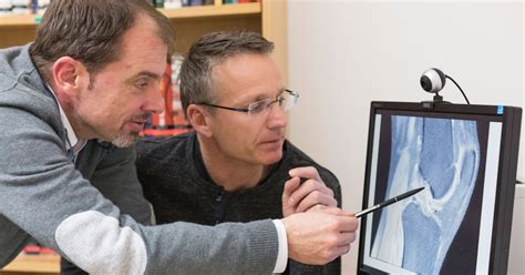 Die österreicherin nicole schmidhofer schmidhofer durchbrach gar das netz und blieb dahinter liegen. Nach dem Sturz in Kitz klingelte das Handy: Ab in den OP ...