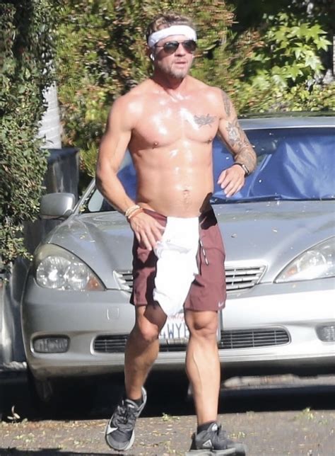 Omg A Shirtless Ryan Phillippe Shows Off His Buttcrack While Jogging