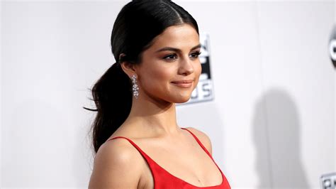Selena Gomez Wins Best Female Artist At The 2016 American Music Awards Teen Vogue