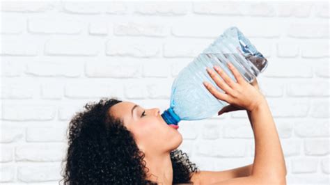 7 Perfect Signs That Prove You Are Drinking Too Much Water