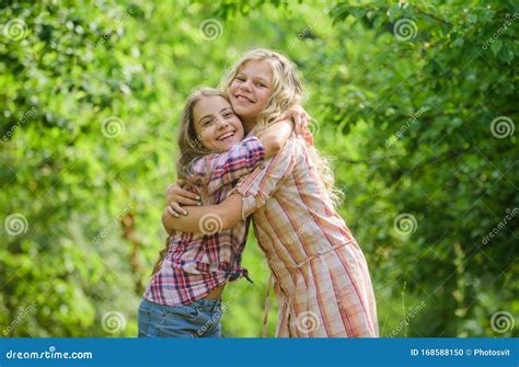 Wahre Freundschaft Mädchen Die Glückliche Gesichter Lächeln Umarmen Sich Mädchen Kinder