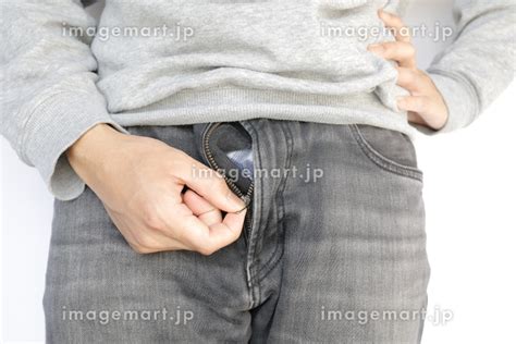 ズボンのチャックが開いているの写真素材 160889835 イメージマート