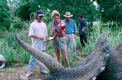 40 Behind The Scenes Photos Of Cast And Crew While Filming Jurassic Park 1993 R Movies