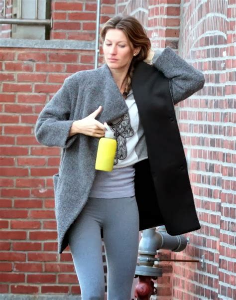 Gisele Bundchen Camel Toe Flashing In Super Tight Grey Leggings And Uggs Out In Boston Nude