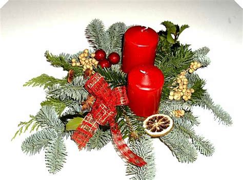 Genau das ist die zeit, wo es auch mit den zahlreichen und schönsten weihnachtsmärkten in deutschland losgeht. Adventsgesteck Rot