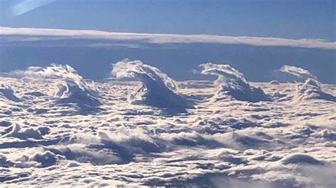 Pilot Photographs Clouds Resembling Breaking Waves Over Missouri