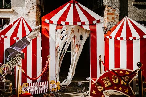 Red and White Circus Concertina Entrance | Halloween circus, Circus theme party, Circus decorations