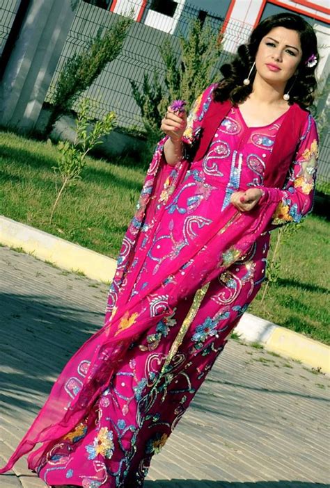 ♥ jli kurdi stylish girl pic traditional outfits her hair kimono top appearance sari