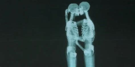 Pourquoi Ces Squelettes Qui S Embrassent Ont Ils Conquis La Toile