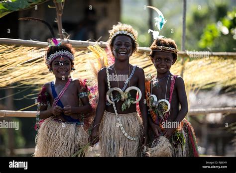 Les Jeunes Filles Portant Des Costumes Traditionnels Tolokiwa