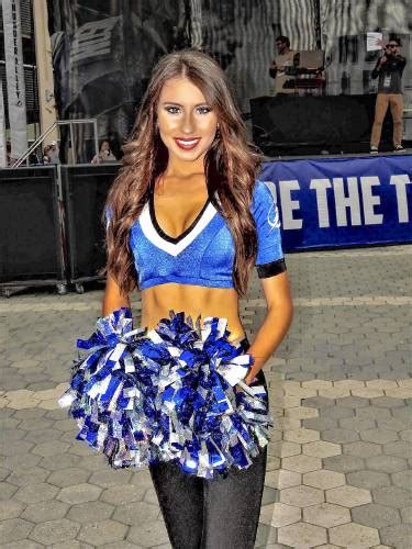 Nfl Fan To Cheerleader Easthamptons Anna Lusnia Cheers On Tampa Bay