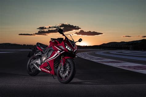 The cbr650r replaces the cbr650f on honda's lineup, with new, aggressive styling and a racier riding position to offer more highly tuned sports performance for the street. HONDA CBR650R SPORTIVA SENZA SACRIFICI