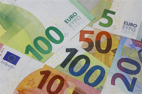 Eurobiljetten Staan Naast Elkaar Stock Afbeelding Image Of Bonus