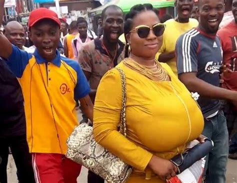 See The Kind Of Commotion A Woman With Very Huge B00bs Caused In Lagos