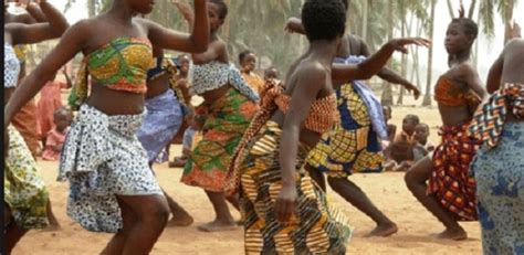 ألوان الوطن أوغندا تستخدم النساء الممتلئات لجذب السياح