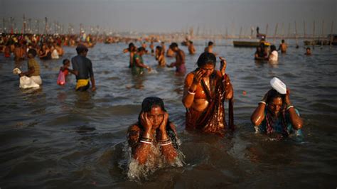 Massenpanik Am Bahnhof 100 Millionen Hindu Pilger Am Ganges