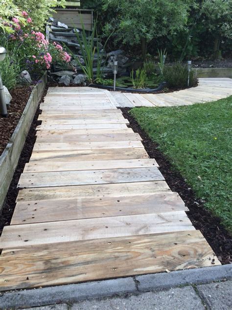 Wooden Gardenpath Made From Pallets Garten Gartenweg Garten