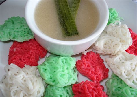 Pertama campur tepung beras beserta tepung sagu dan vanili bubuk, lalu perciki dengan sedikit air (yang telah diberi pewarna/ bisa juga air perasan santan) hingga tepung lembab, aduk hingga rata. Resep Putu Mayang oleh little Wiltshire - Cookpad