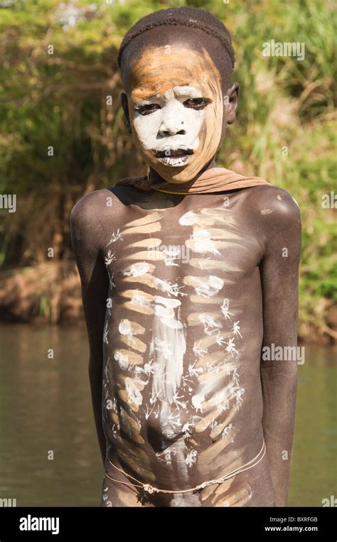 Surma junge mit Körper Gemälde Kibish Omo River Valley Äthiopien Stockfotografie Alamy