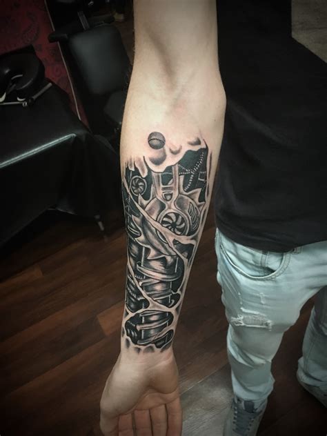 Ele foi notícia pelo mundo depois da divulgação do vídeo que mostra o artista tatuando um cliente com seu braço biônico que lembra muito os. Biomechanical tattoo … | Biomechanical tattoo, Mechanic tattoo, Gear tattoo
