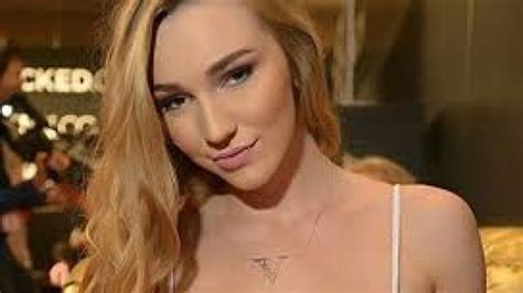 Kendra Sunderland Body Measurements Height Weight Eye Color