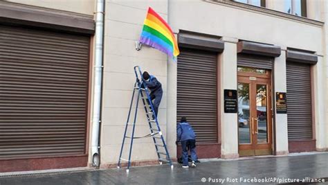 pussy riot marks putin s birthday with rainbow flags dw 10 08 2020