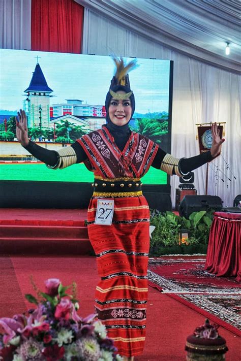 10 Potret Pakaian Adat Maluku Beserta Aksesorisnya Dailysia